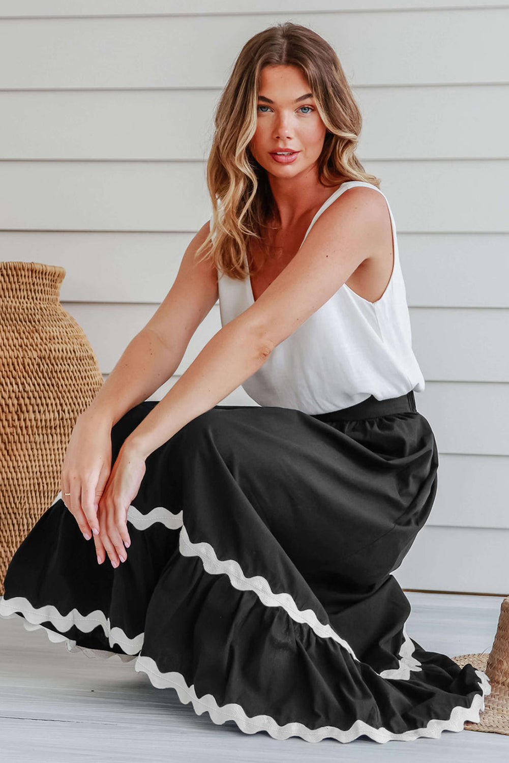 Black Ric Rac Trim High Waist Maxi SkirtMaterial:100%Cotton

• Effortlessly chic, the maxi skirt is perfect for a casual day out or a date night. Its timeless black color complements any outfit choice.
•