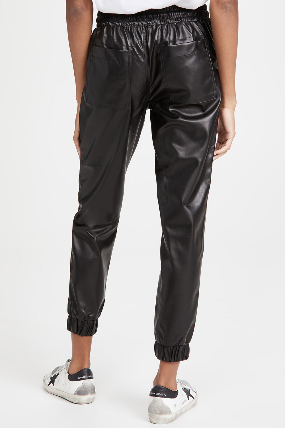 Black Faux Leather Smocked Waist Drawstring Cropped PantsMaterial:100%PU

• Crafted from high-quality black faux leather, these cropped pants exude a sleek and modern appeal, perfect for both casual and dressy outfits.
•