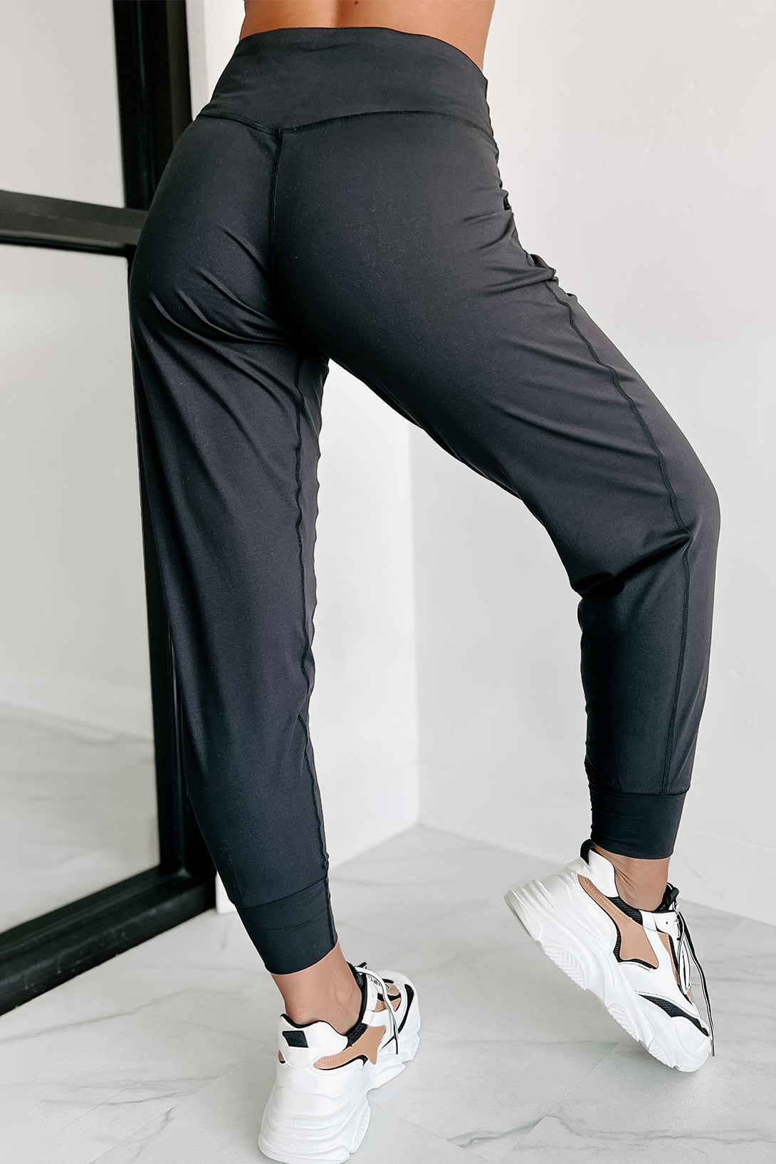 Black Exposed Seam High Waist Pocketed JoggersMaterial:100%Polyester



		These solid joggers are a versatile addition to your wardrobe, suitable for individuals of all body types.

	
		The exposed seam desi