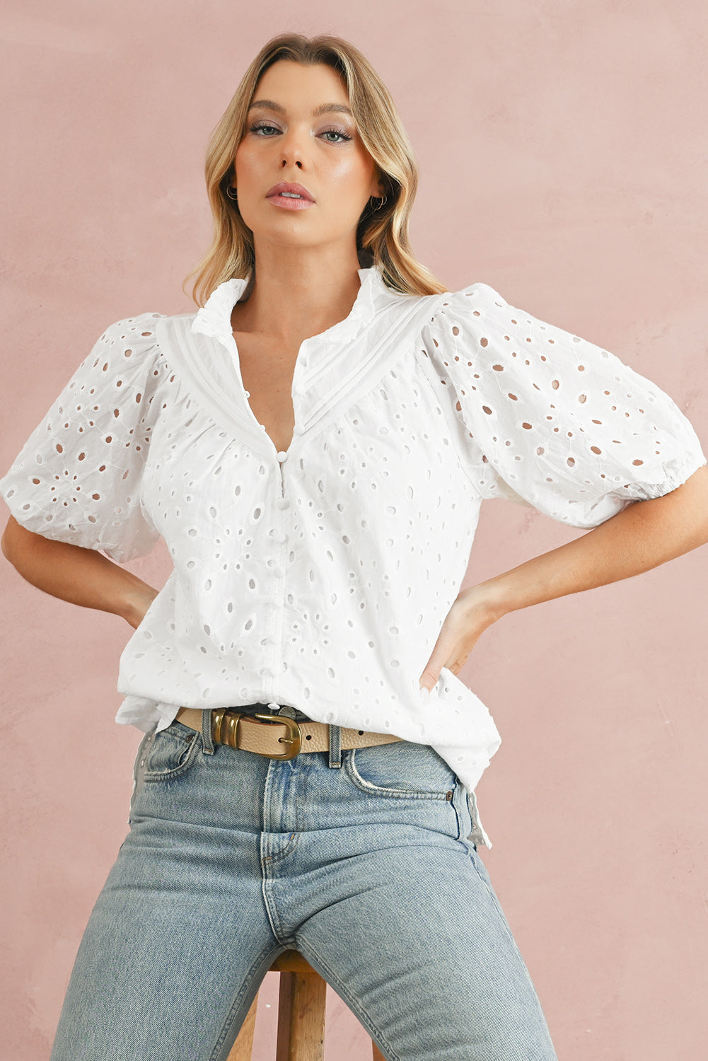 Green Flower Hollow-out Short Puff Sleeve BlouseMaterial:100%Cotton



		With charming floral details and hollow-out accents, this blouse offers a touch of elegance and femininity.
	
	
		Featuring short puff 