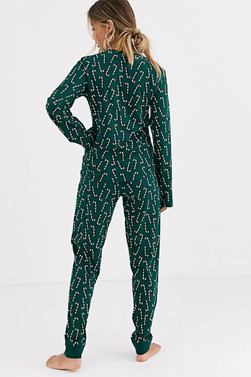 Green Christmas Candy Cane Printed Top and Pants Loungewear SetMaterial:95%Polyester+5%Elastane

• Festive green color brings a touch of holiday spirit to your loungewear collection. 
• Unique candy cane print adds a fun and p