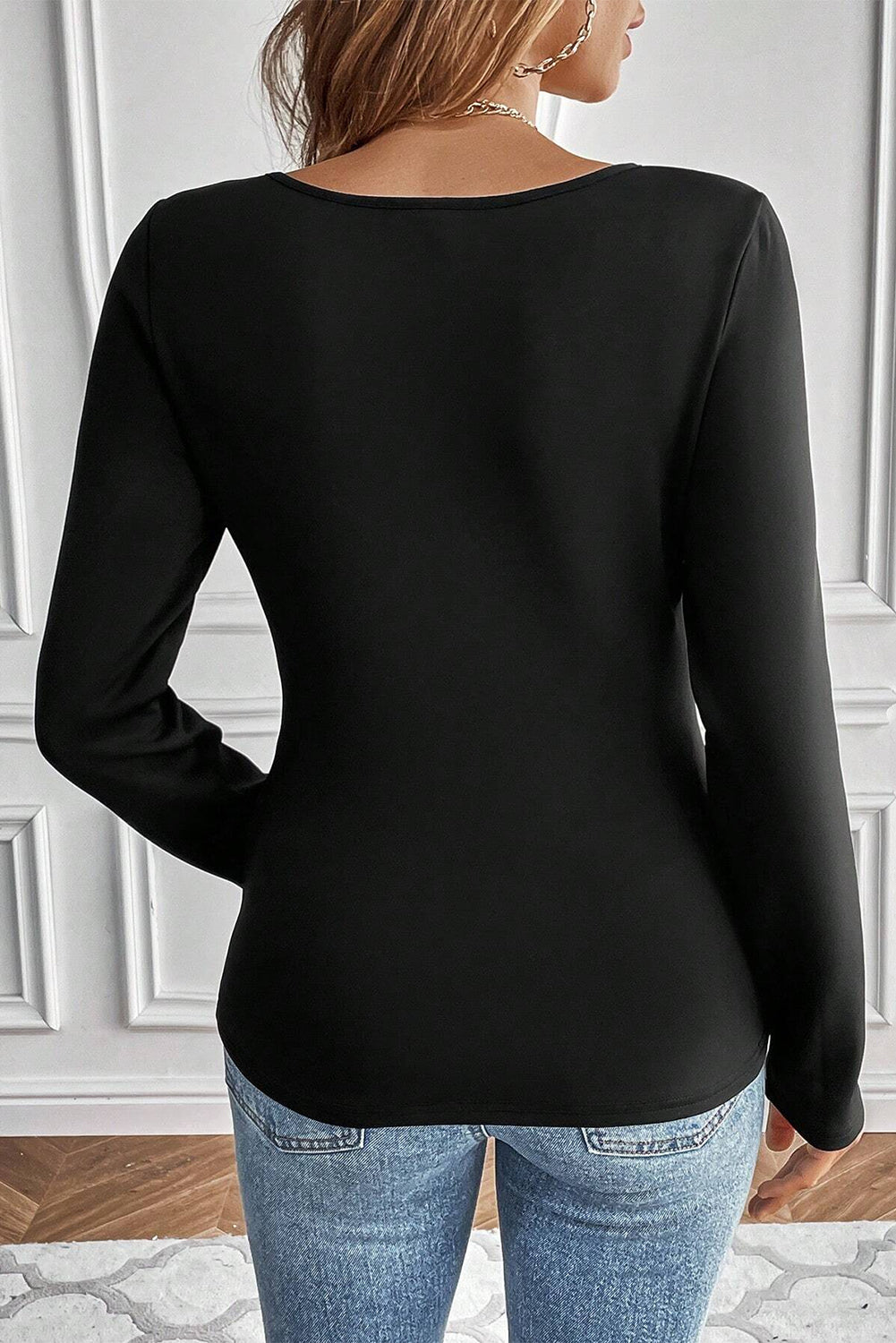 Black Solid Scoop Neck Slim Fit Thermal TopMaterial:95%Polyester+5%Elastane

• The slim fit design offers a flattering silhouette, while the long sleeves provide added warmth on cooler days.
• The thermal f