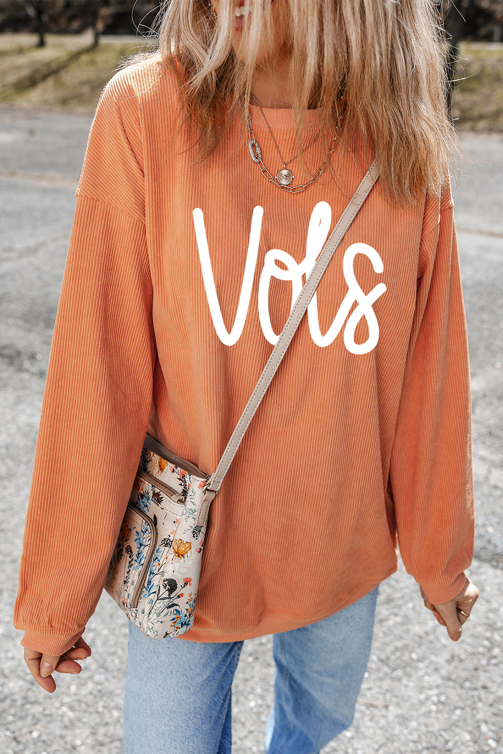 Orange Vols Letter Graphic Crinkle Ribbed Oversized SweatshirtMaterial:100%Polyester

• Vibrant orange hue adds a pop of color to your wardrobe, perfect for standing out in a crowd. 
• Oversized fit provides comfort and a rel