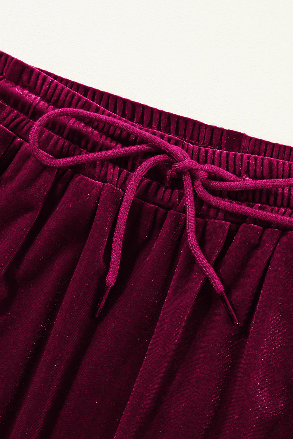 Burgundy Solid Drawstring Waist Wide Leg PantsMaterial:95%Polyester+5%Elastane

• Luxurious burgundy color adds a touch of sophistication to these wide-leg pants, suitable for both casual outings and formal eve