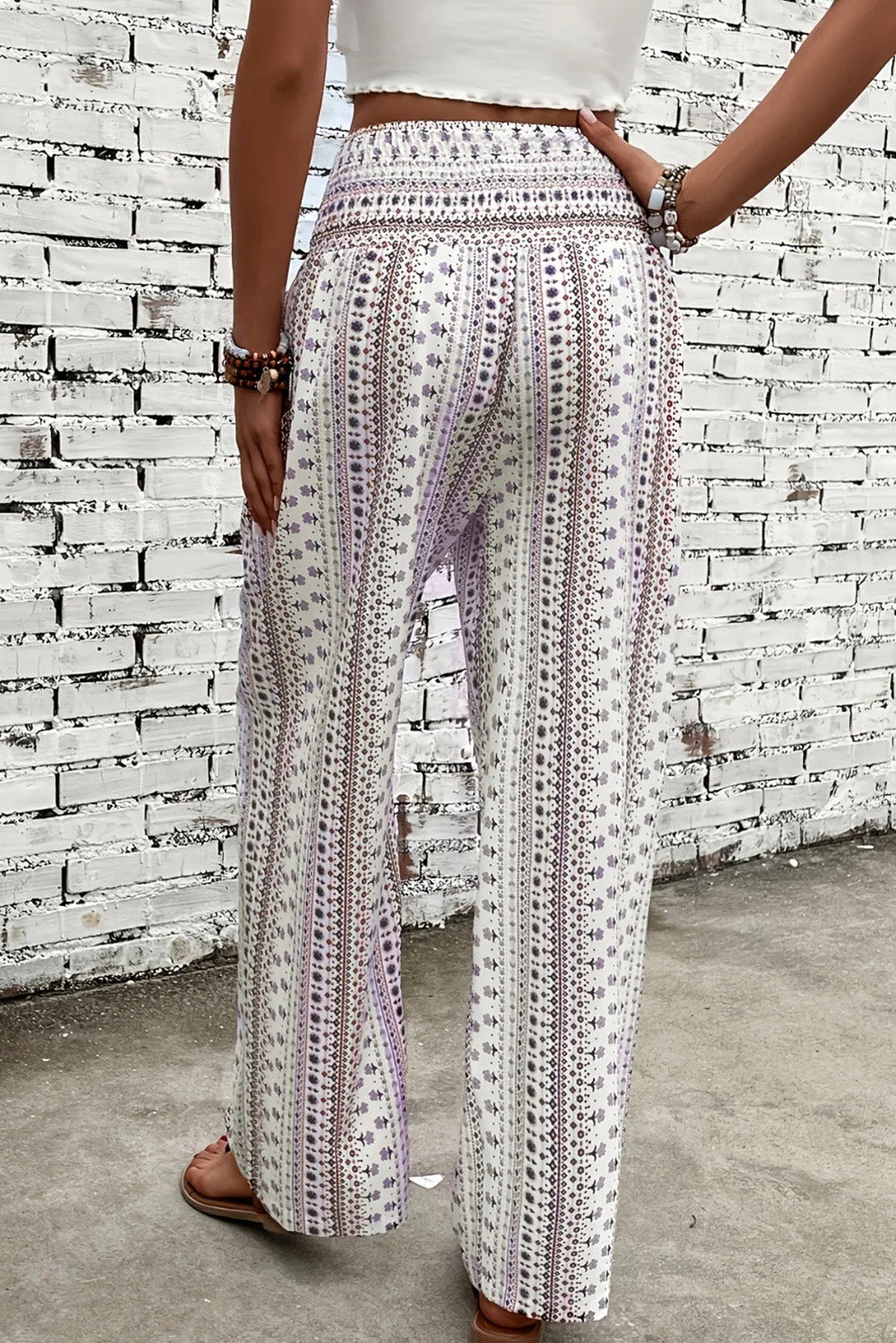 White Floral Print High Waist Drawstring Wide Leg Pants• The floral pattern adds a touch of femininity to any outfit, while the high waist and wide leg design ensure both comfort and style.
• The drawstring waist allows