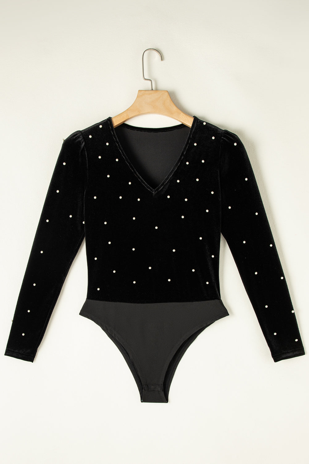 Black Velvet Beaded Long Sleeve V Neck BodysuitMaterial:95%Polyester+5%Elastane

• Radiate elegance in the bodysuit adorned with shimmering pearls, perfect for a night out at the club or a sophisticated cocktail