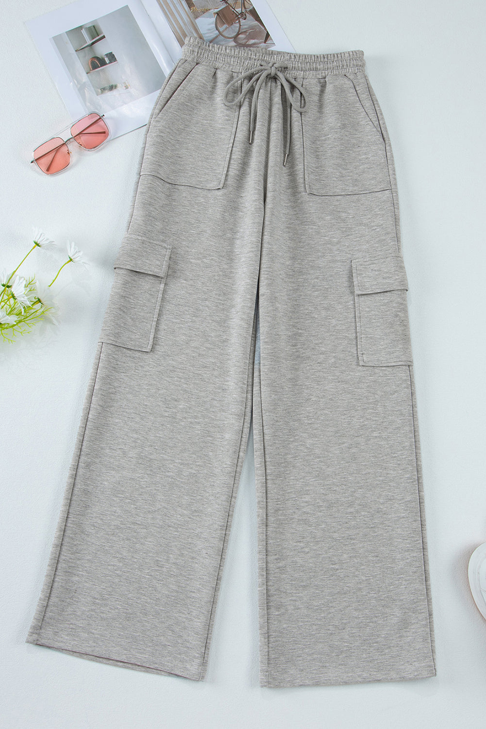 Light Grey Multi Pockets Lace Up High Waist Wide Leg Workout PantsMaterial:50%Polyester+45%Viscose+5%Elastane

• Crafted in a trendy light grey hue, these workout pants feature a lace-up design at the waist for a secure fit during