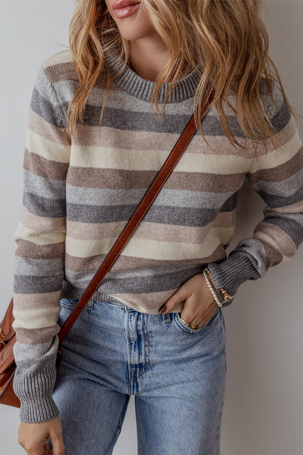 Gray Striped Ribbed Edge Round Neck SweaterMaterial:42%Polyester+28%PBT+20%Acrylic+10%Polyamide



		The cozy sweater is a stylish choice for a pop of color in your wardrobe.
	
	
		The round neck and a r