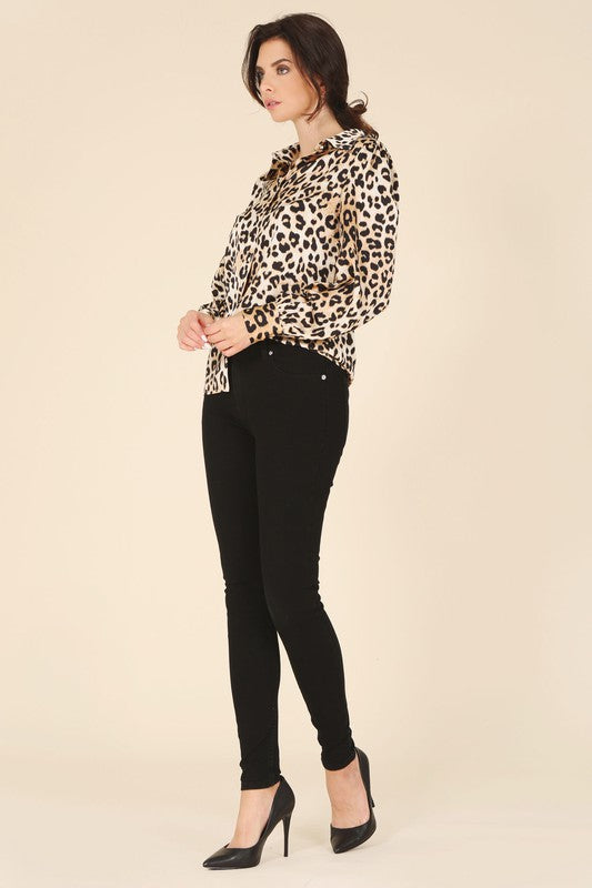 Satin leopard blouse- Satin leopard blouse- Pattern type : leopard pattern- Neck line : shirt collar- Sleeve type : regular sleeves- Sleeve length : long sleeves- Stretch : no stretch- 