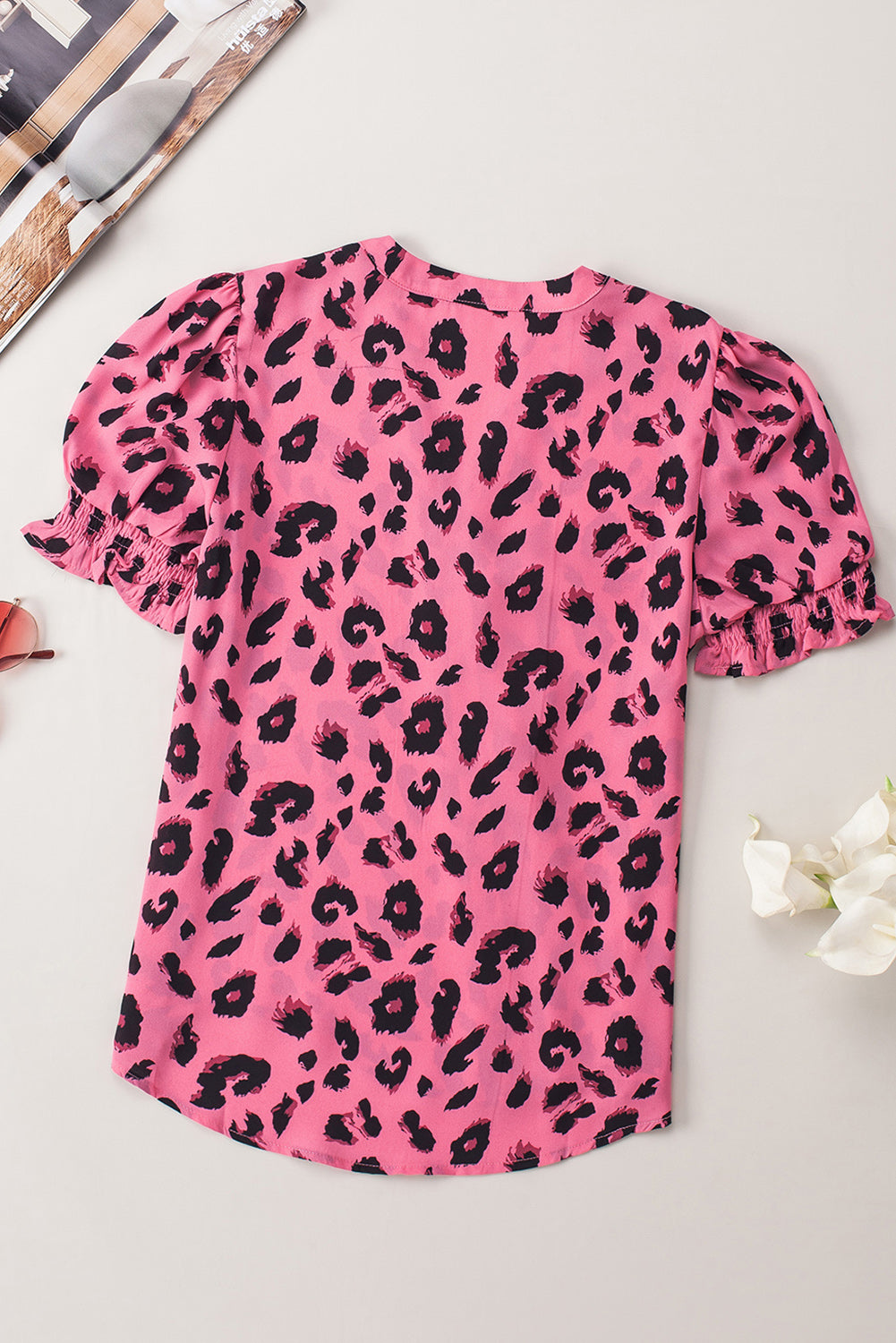 Pink Leopard Print V Neck Smocked Puff Sleeve BlouseMaterial:100%Polyester



		Featuring a v-neckline and smocked details at the waist, this blouse is both stylish and comfortable. 
	
	
		The smocked waistline a