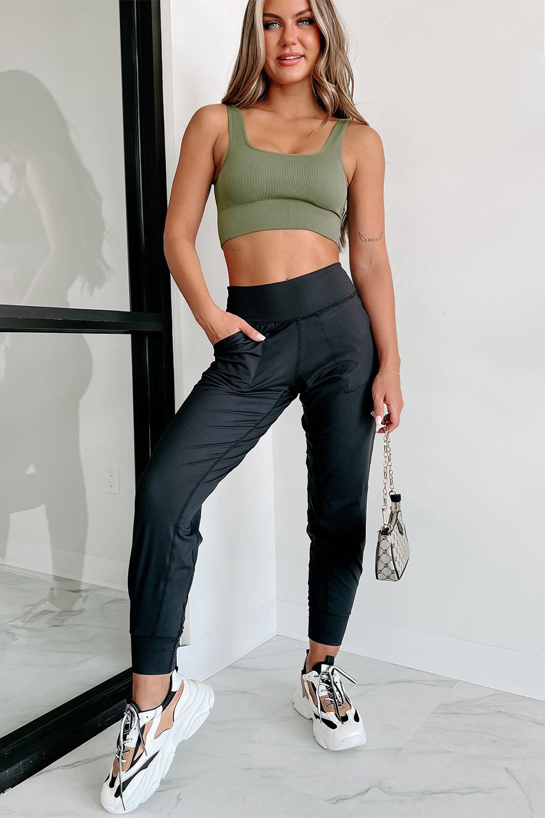 Black Exposed Seam High Waist Pocketed JoggersMaterial:100%Polyester



		These solid joggers are a versatile addition to your wardrobe, suitable for individuals of all body types.

	
		The exposed seam desi