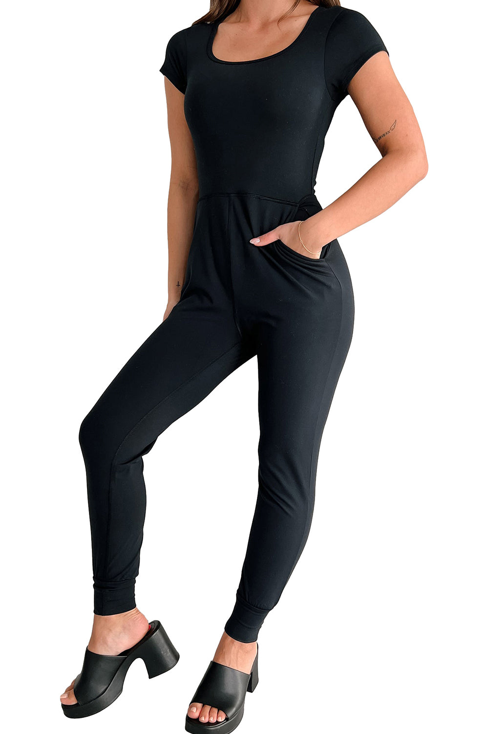 Black Short Sleeve Pocketed Athleisure Jogger JumpsuitMaterial:95%Polyester+5%Elastane



		This black jumpsuit is flattering to show a slim fit figure
	
	
		The round neck, short sleeve and onesies style make it a