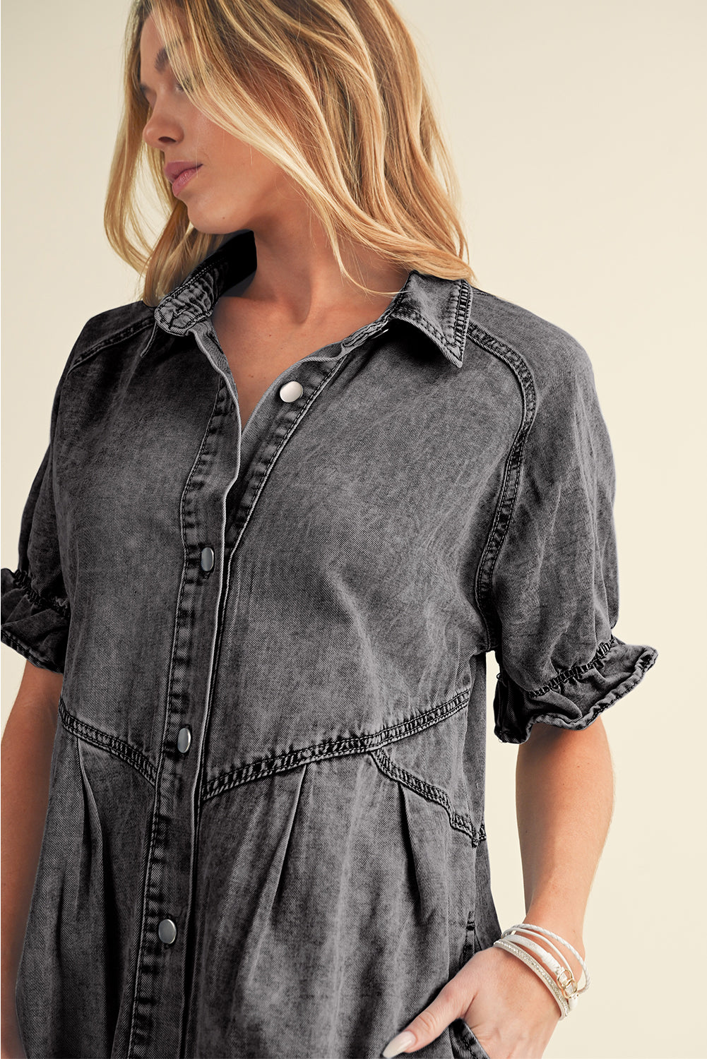 Blue Mineral Washed Ruffled Short Sleeve Pocketed Denim DressMaterial:82%Cotton+10%Polyester+8%Viscose



		This denim dress features short sleeves and a ruffled detail, adding a feminine and playful touch to the design.
	
