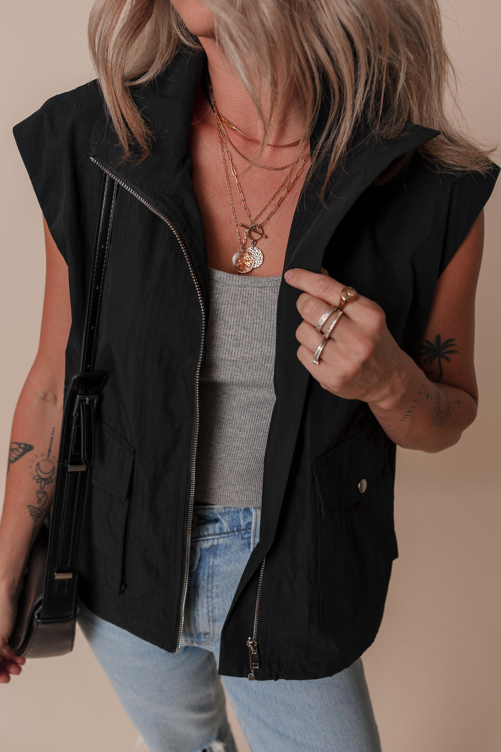 Black Flap Pockets Zip Up High Neck VestMaterial:56%Cotton+44%Polyester



		The vest offers a chic and cozy layer for transitional weather.
	
	
		Flap pockets add a stylish touch, providing both fash