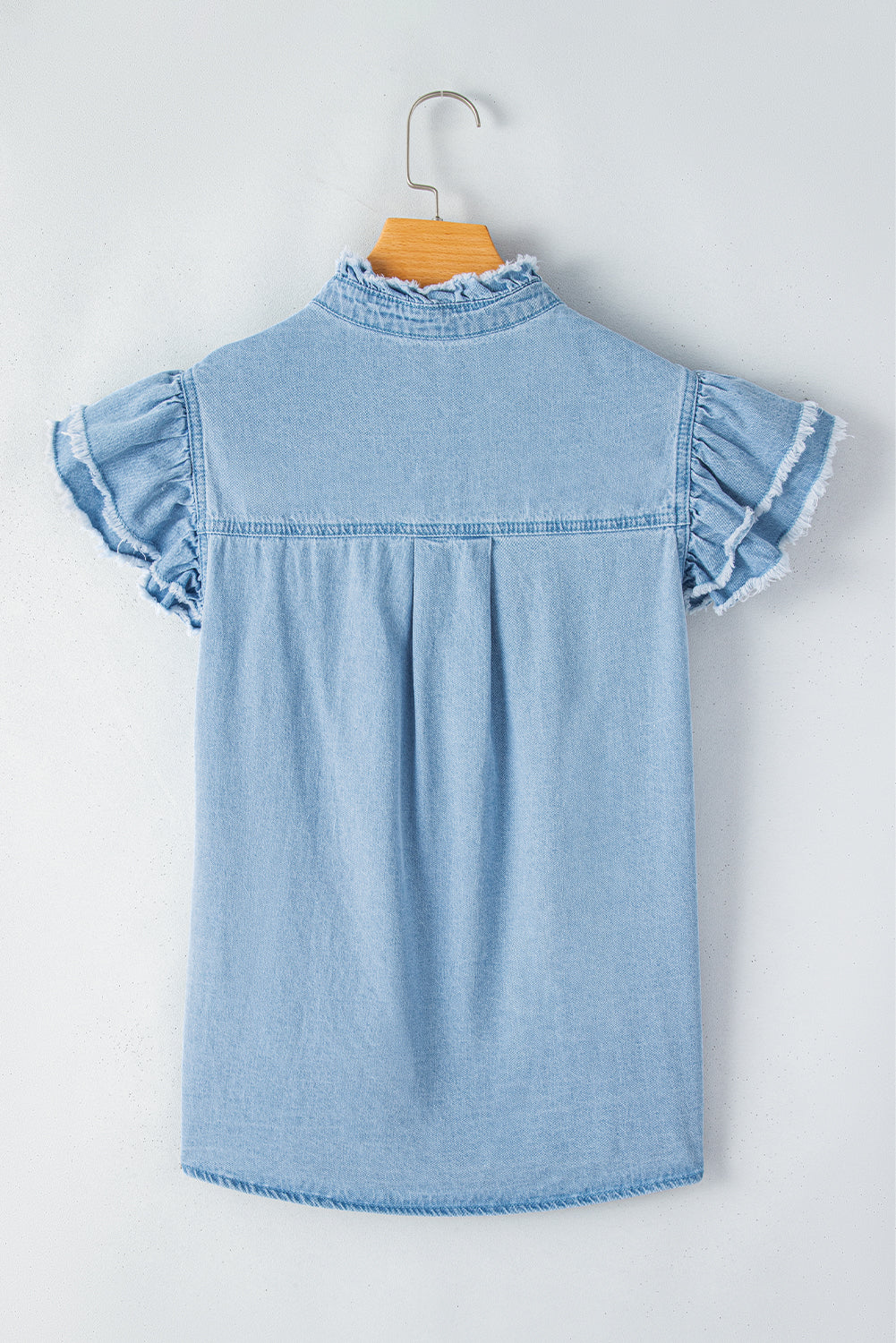 Beau Blue Button Front Ruffled Flutter Frayed Denim TopMaterial:100%Cotton



		The ruffled flutter sleeves create a playful and flirty look, adding movement and charm to the overall design.
	
	
		The frayed detaili