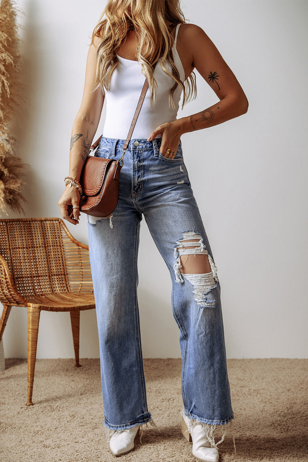 Ashleigh Blue Distressed Raw Hem Straight Leg High Waist JeansMaterial:71%Cotton+27.5%Polyester+1.5%Elastane

• The raw hem adds a touch of edge, while the high waist design offers a flattering silhouette for daily wear.
• Co