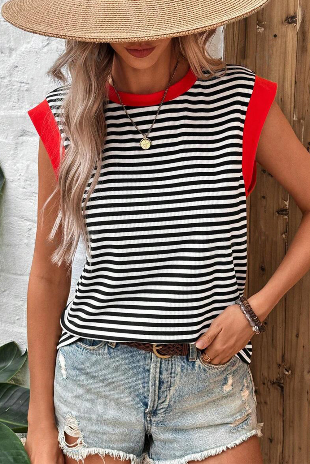 Black Stripe Colorblock Edge Round Neck Sleeveless TopMaterial:95%Polyester+5%Elastane

• Effortlessly chic, this top combines classic stripes with a modern colorblock design for a trendy look..
• Crafted from high-qu