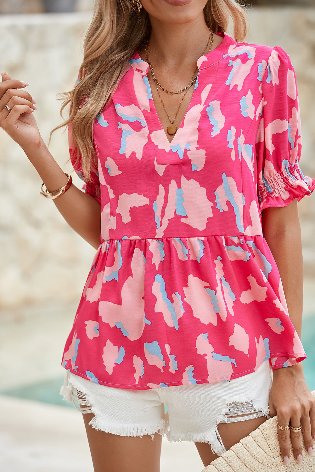 Rose Abstract Print Smocked Puff Sleeve V Neck Peplum BlouseMaterial:100%Polyester



		The chic printed design will be your new favorite
	
	
		This is a casual blouse for women finished with a ruffle hem
	
	
		It has