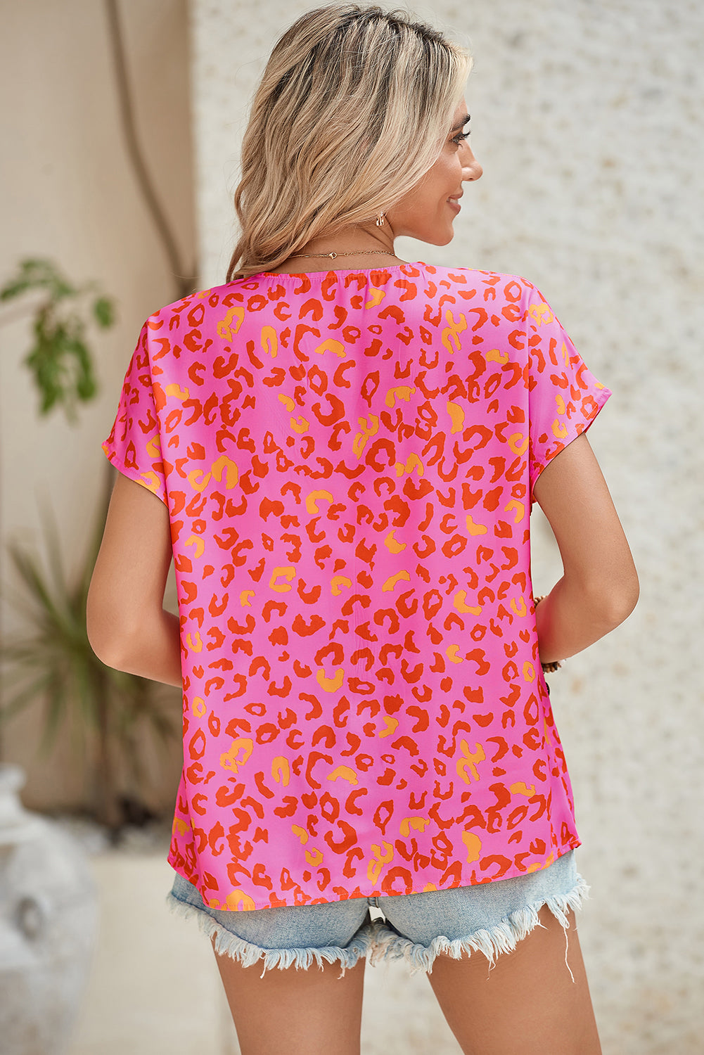 Pink Leopard V Neck Short Sleeve BlouseMaterial:100%Polyester


	


		The blouse features a trendy V-neck design and short sleeves, combining comfort with a fashionable edge. 
	
	
		The eye-catchin