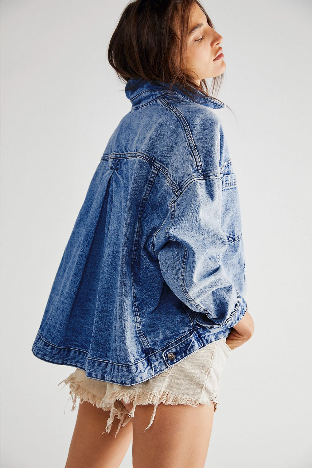 Dark Blue Washed Oversized Pocketed Denim JacketMaterial:75%Cotton+25%Polyester

• Classic dark blue denim jacket with a washed finish for a trendy, worn-in look that's perfect for casual outings or layering over