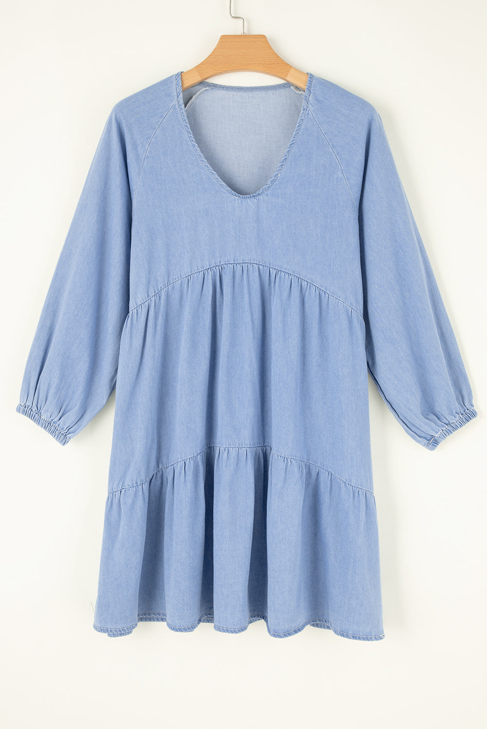 Beau Blue Puff Sleeve V Neck Tiered Ruffled Chambray Mini DressMaterial:95%Cotton+5%Polyester

• Elevate your summer wardrobe with the dress, featuring tiered ruffled details that add a touch of whimsy and charm to your look.
