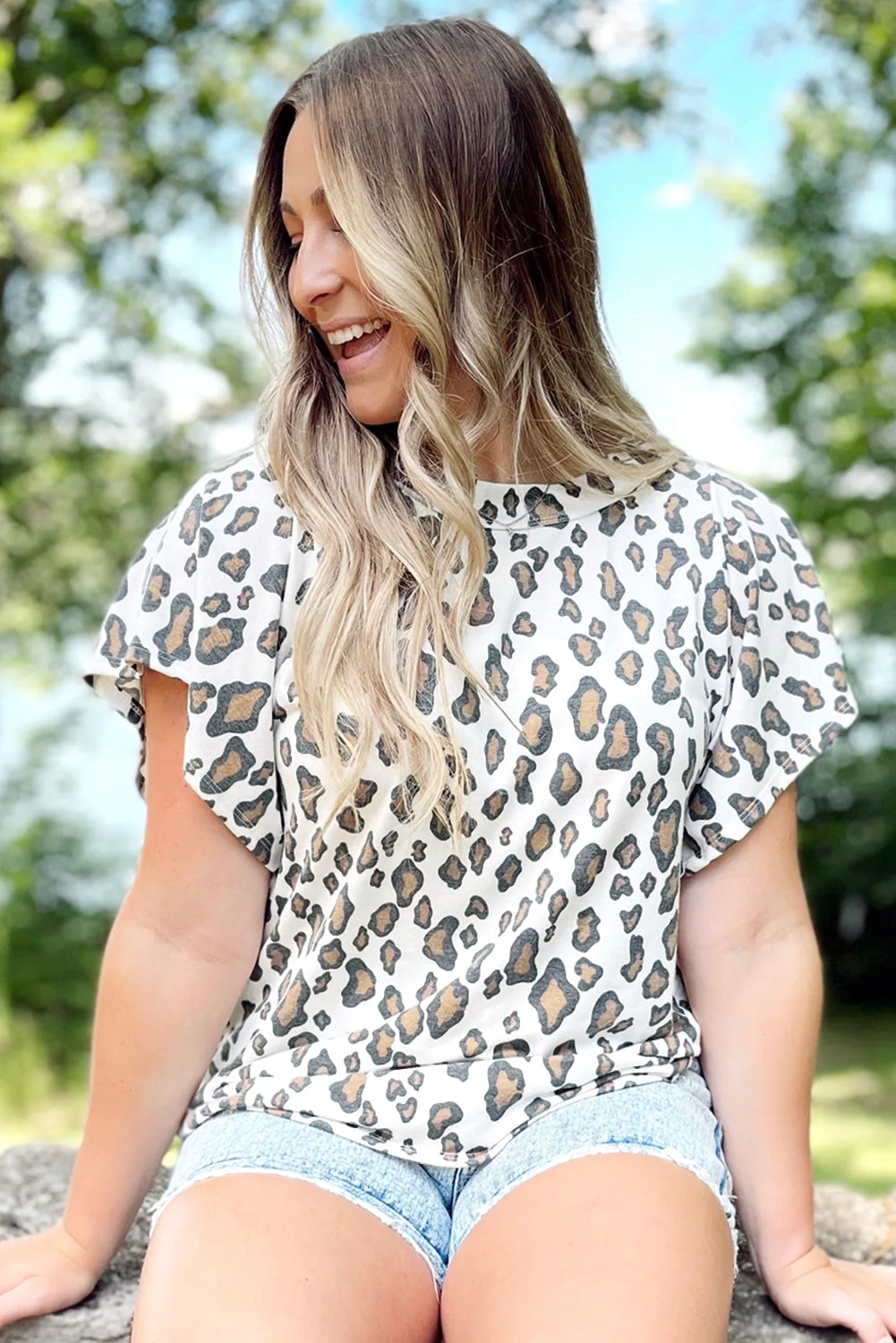 White Leopard Print Ruffle Short Sleeve BlouseMaterial:95%Polyester+5%Elastane



		With its ruffle short sleeves, this blouse exudes a feminine and playful vibe, perfect for adding a touch of flair to your lo