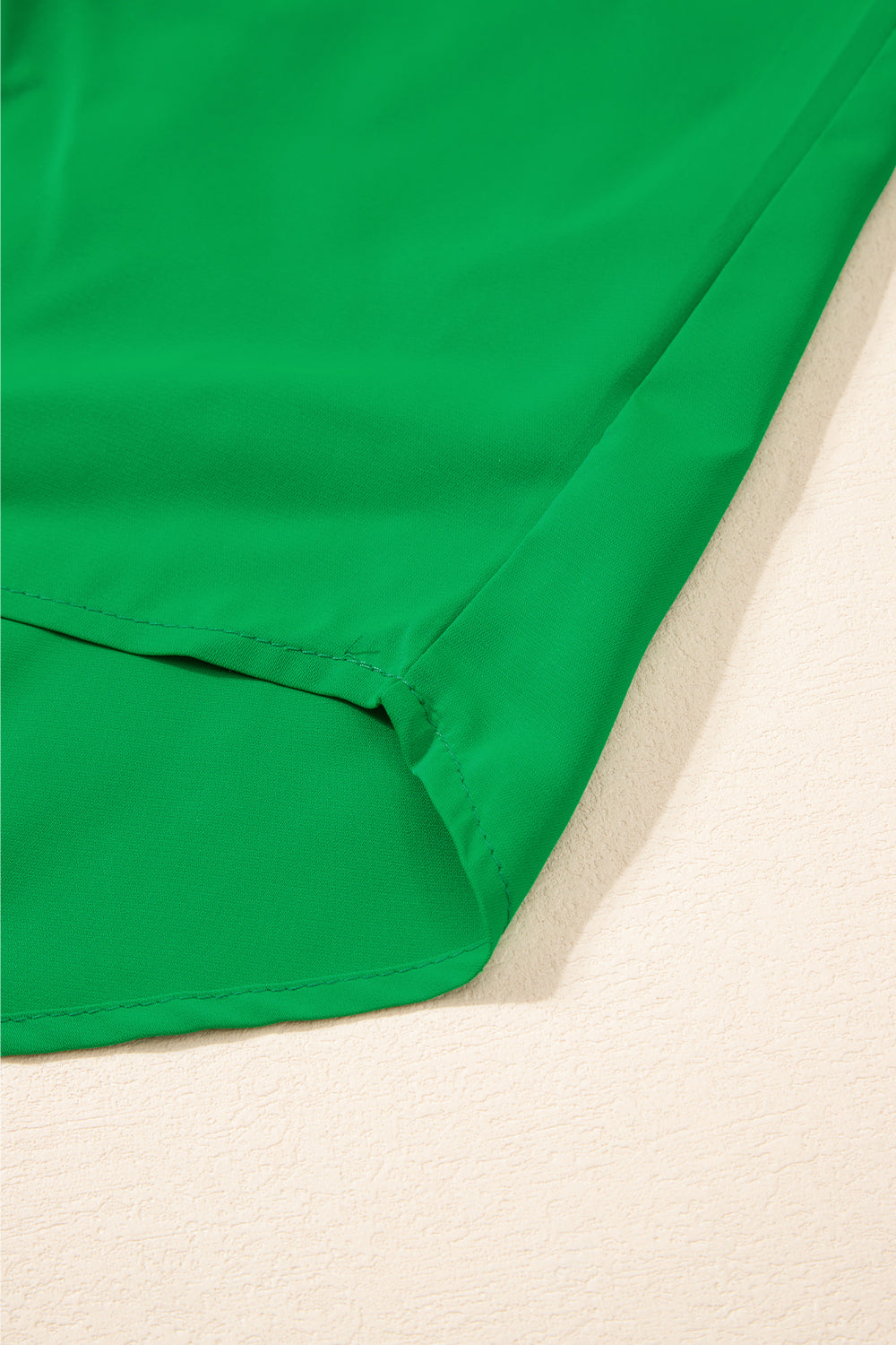 Bright Green Solid Color Batwing Sleeve Knotted BlouseMaterial:95%Polyester+5%Elastane



		The blouse is designed with batwing sleeves, which are loose and wide, creating a relaxed and comfortable fit. The batwing sl