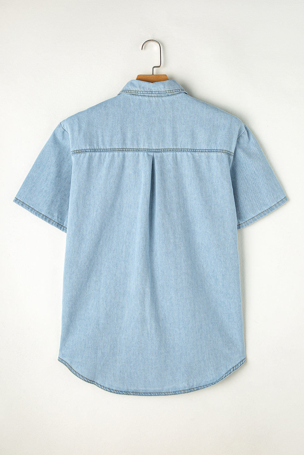 Mist Blue Light Wash Flap Pockets Rounded Hem Denim BlouseMaterial:82%Cotton+10%Polyester+8%Viscose

• Elevate your daily wardrobe with the bouse, featuring chic flap pockets and a rounded hem for a modern touch.
• Crafte