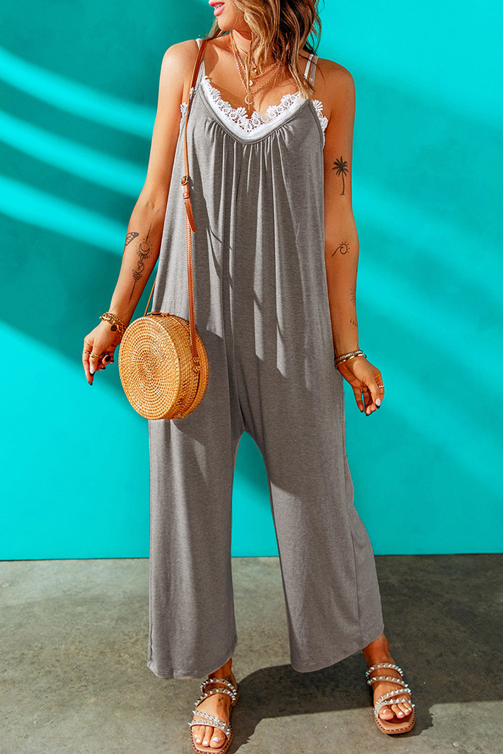 Grey Casual Spaghetti Straps Wide Leg Pocketed JumpsuitsMaterial:Knit


	


		Sleeveless spaghetti straps allow you to expose a large area of skin, making you cooler in summer
	
	
		The wide-leg version is very sty