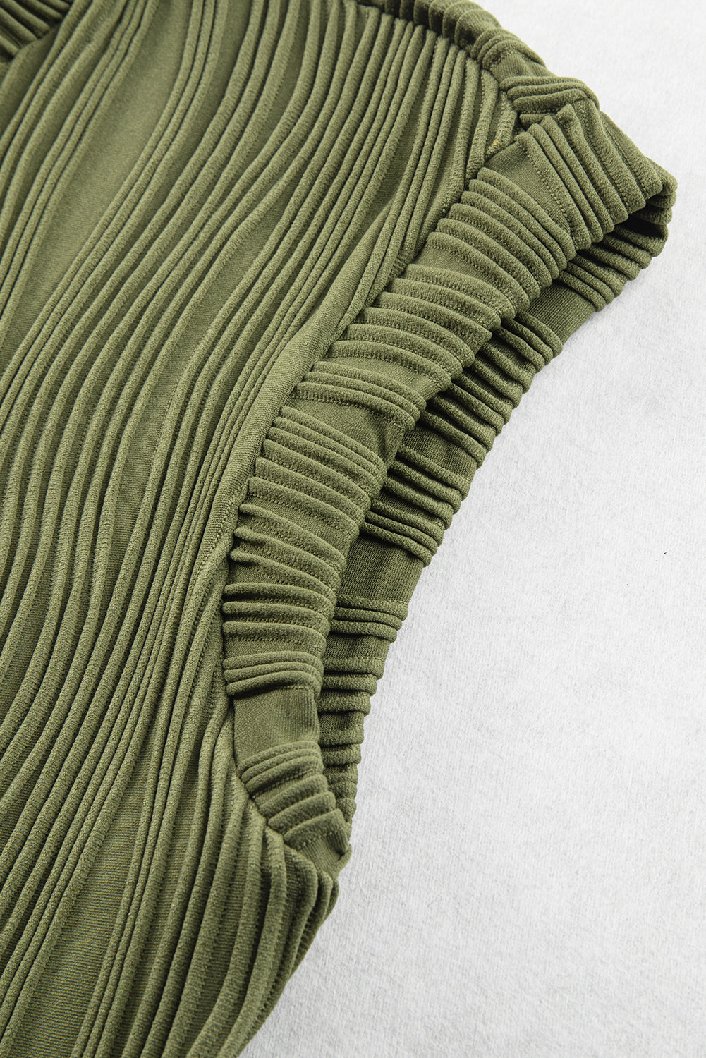 Jungle Green Wavy Textured Cap Sleeve TopMaterial:90%Polyester+10%Elastane


	


		The top features a unique wavy texture, adding a touch of visual interest to your outfit.
	
	
		Made from a soft and