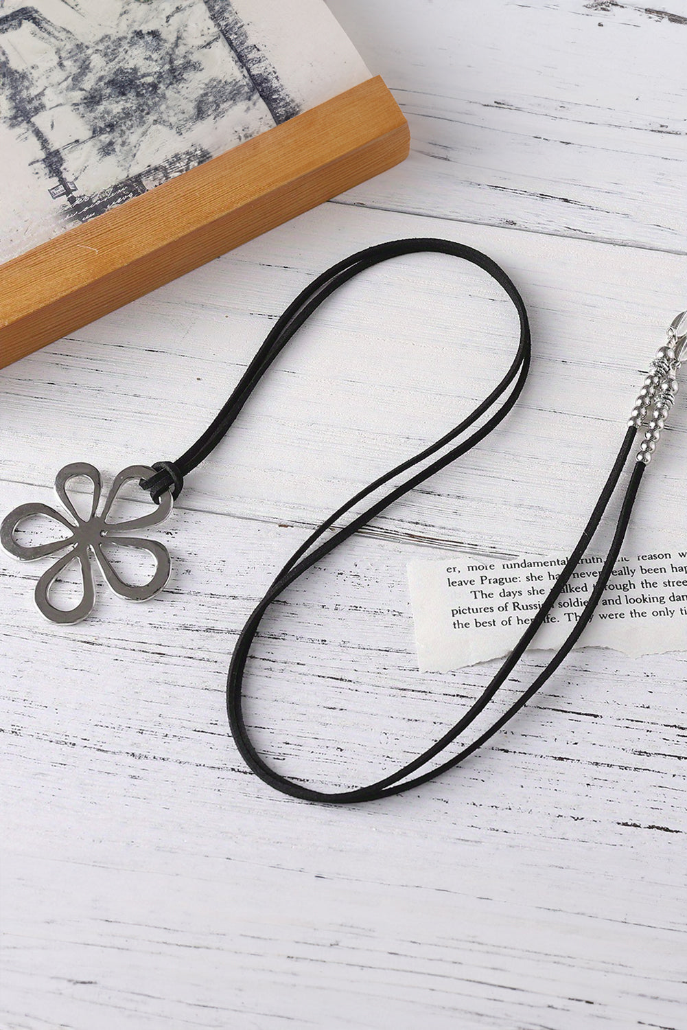 Silvery Hollow Out Floral Leather Rope Y-shaped NecklaceMaterial:100%Alloy



		Intricately designed hollow-out floral pendant
	
	
		Elegant Y-shaped style with leather rope
	
	
		Perfect for both casual and forma