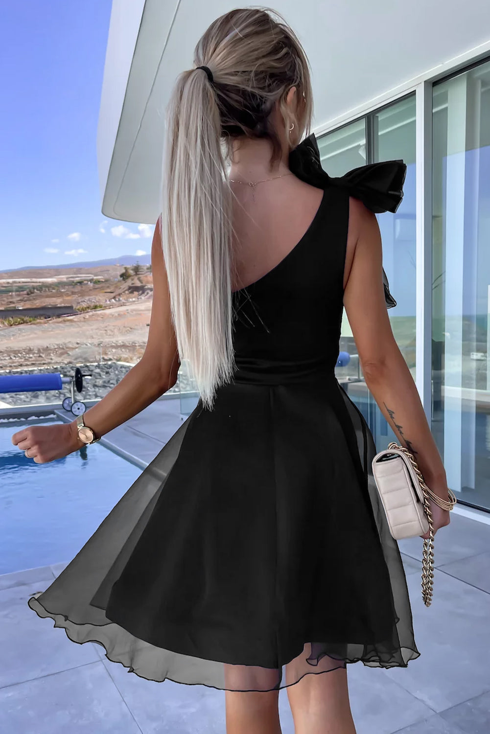 Black Bowtie One Shoulder Tulle Overlay Skater DressMaterial:92%Polyester+8%Elastane

• Stand out in the crowd with the chic dress, featuring a stylish one-shoulder design for a modern twist on a classic silhouette.
