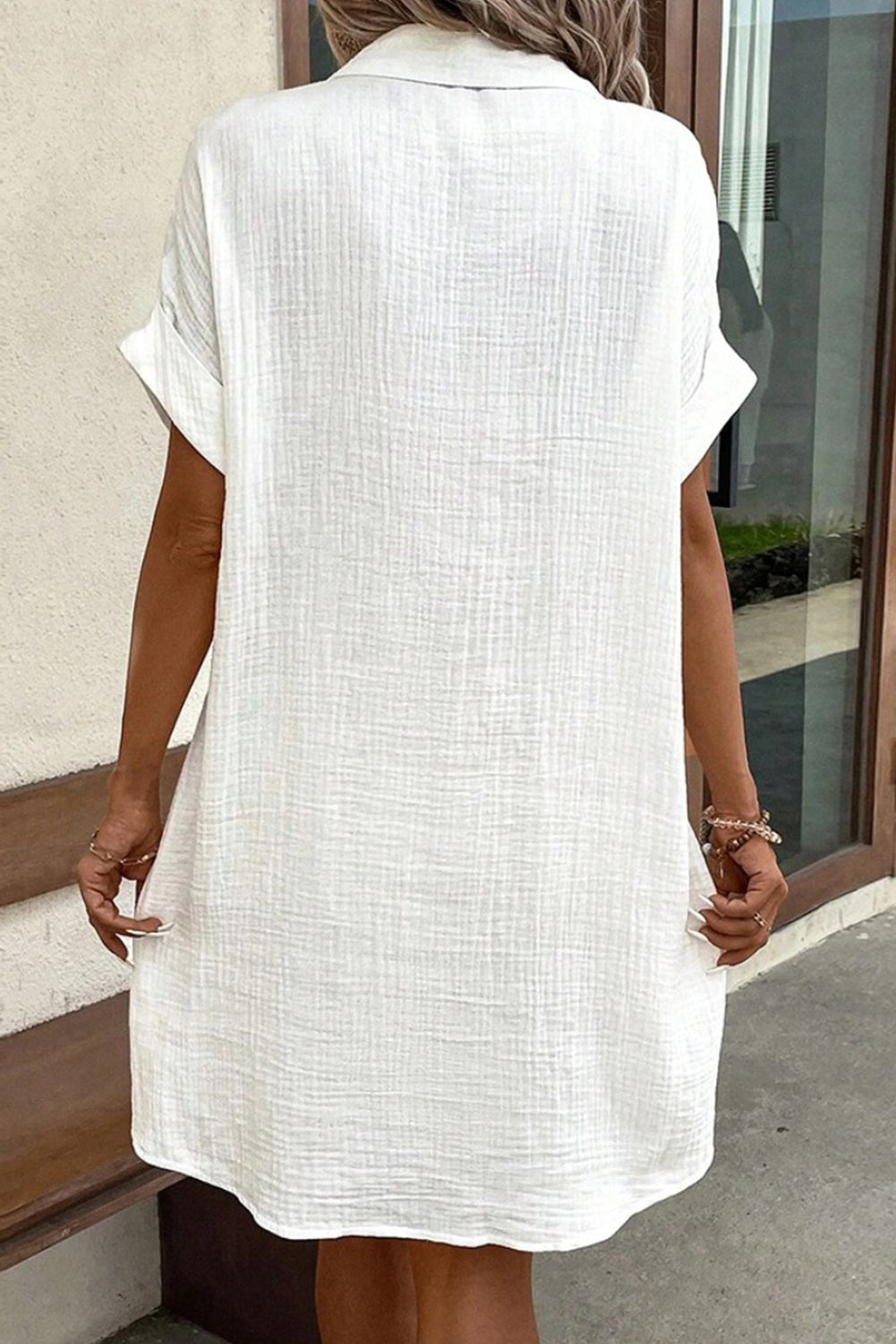 White Solid Color Button Front Roll Up Sleeve Shirt Midi Dress• Crisp and elegant white midi dress with a versatile button front design.
• Features a classic shirt collar and convenient roll-up sleeves for a customizable look.