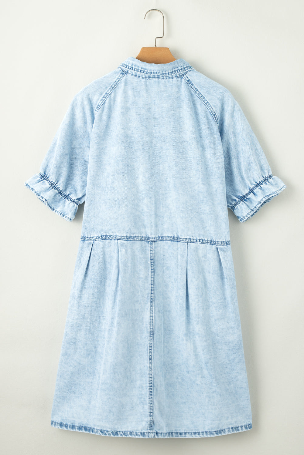 Blue Mineral Washed Ruffled Short Sleeve Pocketed Denim DressMaterial:82%Cotton+10%Polyester+8%Viscose



		This denim dress features short sleeves and a ruffled detail, adding a feminine and playful touch to the design.
	
