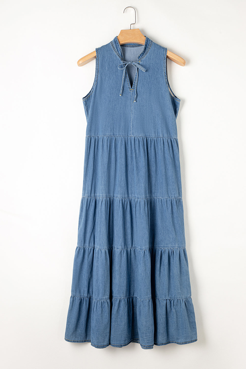 Blue Sleeveless Tiered Chambray Maxi DressMaterial:95%Cotton+5%Polyester


	


		This maxi dress is perfect for summer. The lightweight and airy silhouette is comfortable and breathable. 
	
	
		The ch