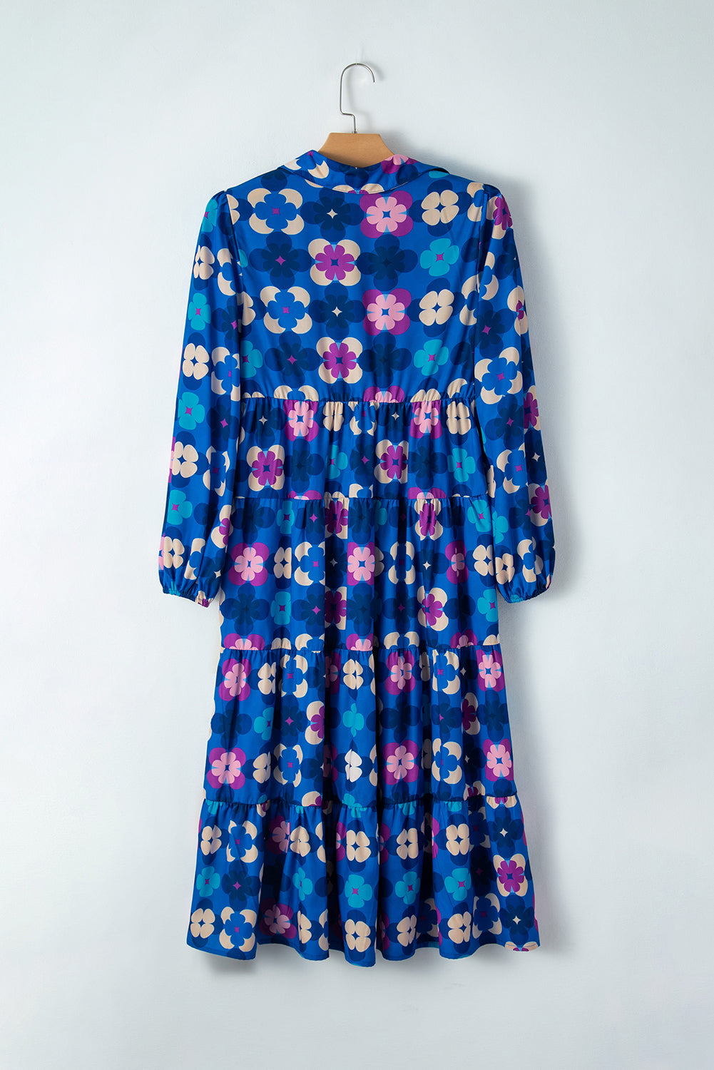 Blue Floral Peasant Sleeve Tiered Ruffle Midi DressMaterial:100%Polyester

• Embrace the charm of bohemian style with this midi dress, featuring a beautiful blue floral print that exudes effortless elegance.
• The 