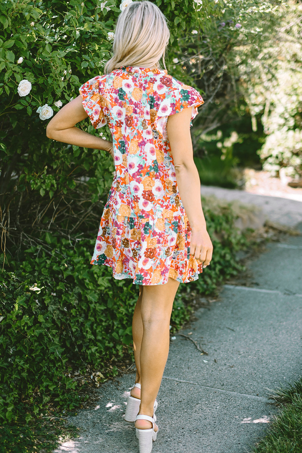 Purple Floral Print Split Neck Ruffle Mini DressMaterial:81%Viscose+19%Polyamide

• Embrace an enchanting aura with the mesmerizing purple floral print that adorns this boho-chic mini dress, perfect for garden pa