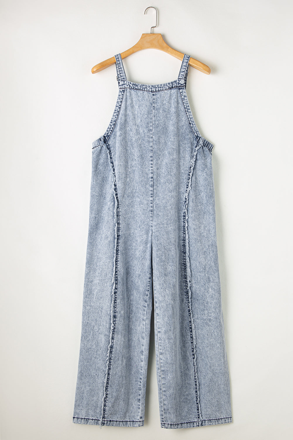 Blue Light Wash Frayed Exposed Seam Wide Leg Denim OverallsMaterial:95%Cotton+5%Polyester



		The overalls are a stylish and retro-inspired pair of overalls made from light wash denim.
	
	
		These overalls have a vinta