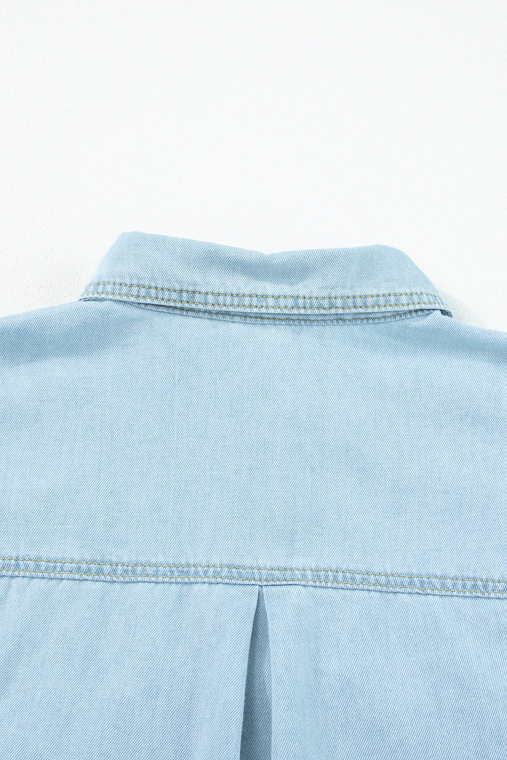 Mist Blue Light Wash Flap Pockets Rounded Hem Denim BlouseMaterial:82%Cotton+10%Polyester+8%Viscose

• Elevate your daily wardrobe with the bouse, featuring chic flap pockets and a rounded hem for a modern touch.
• Crafte