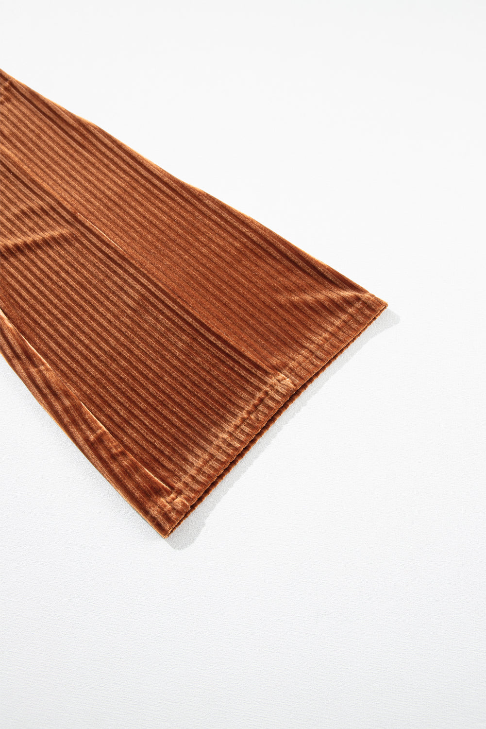 Chestnut Solid Color High Waist Corduroy Flare PantsMaterial:90%Polyester+10%Elastane



		These pants feature a high waist design, which offers a flattering silhouette and can make the wearer's legs appear longer. 