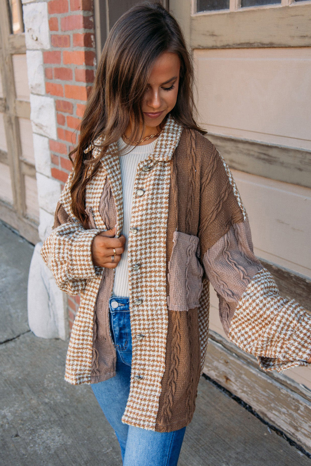 Khaki Houndstooth Textured Patchwork Loose ShacketMaterial:100%Polyester

• Embrace effortless style with our shacket, perfect for a relaxed day out or casual gatherings.
• The intricate patchwork design adds a un