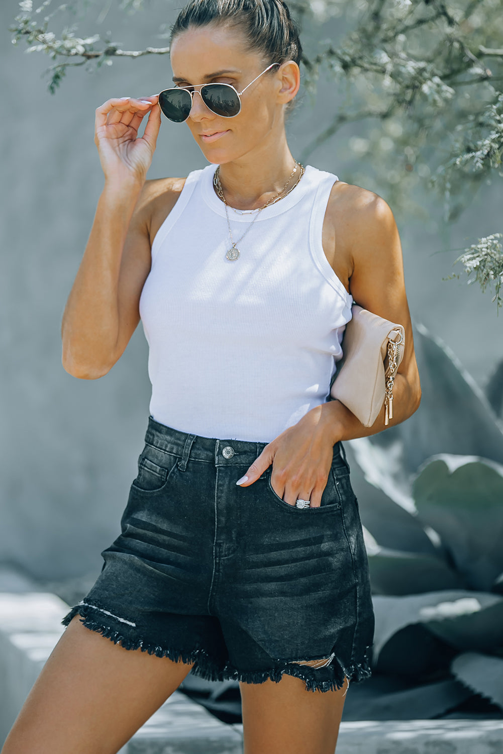 Black Casual Frayed High Waisted Denim ShortsMaterial:75%Cotton+24%Polyester+1%Spandex



		The high waist design ensures these denim shorts very comfy to wear
	
	
		Five-pocket styling, vintage chic fraye