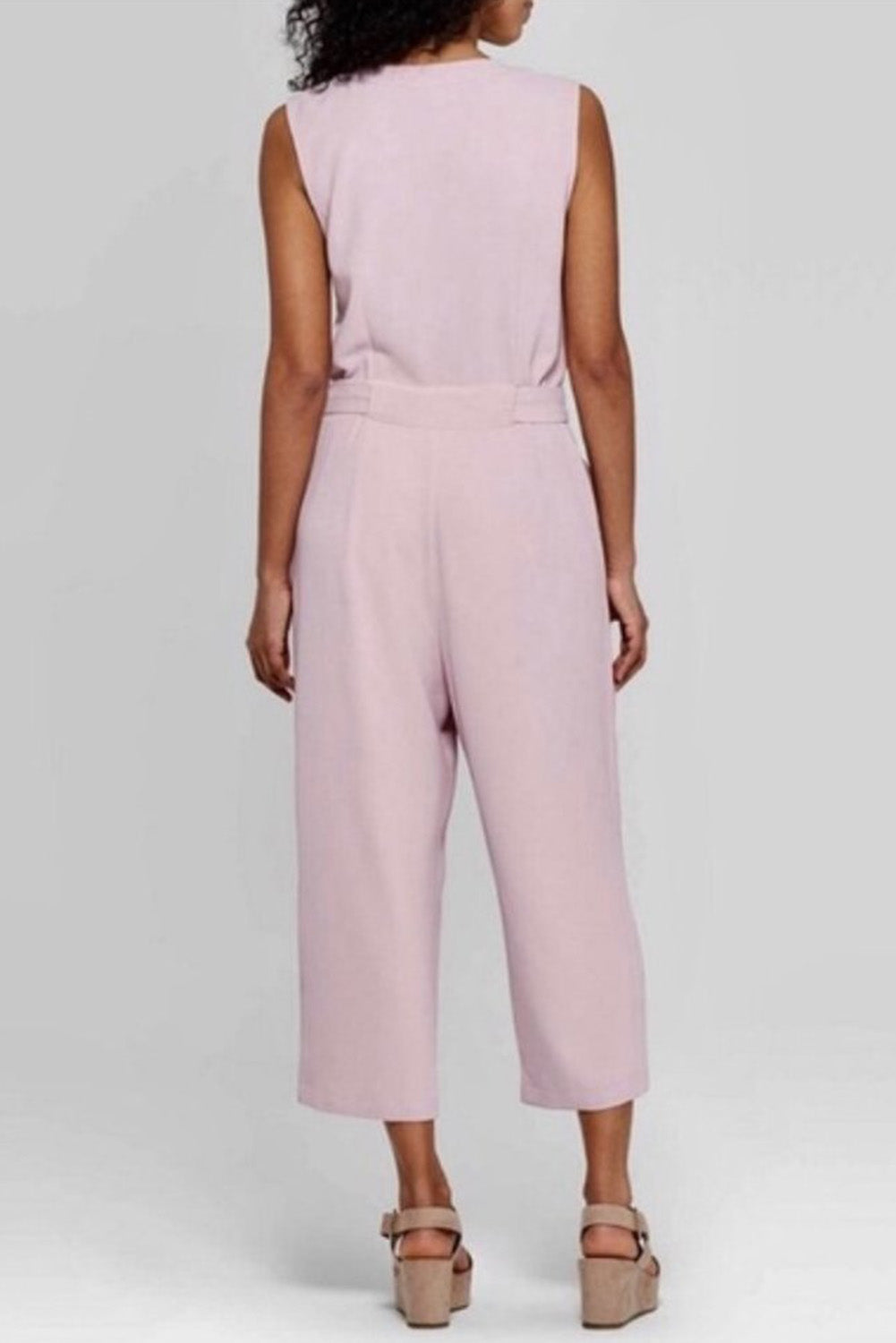 Pink Buttoned Sleeveless Cropped Jumpsuit With SashMaterial:95%POLYESTER+5%ELASTANE



		The
chic jumpsuit features a button-up front and a sleeveless design, making it
perfect for warm weather
	
	
		The
crop