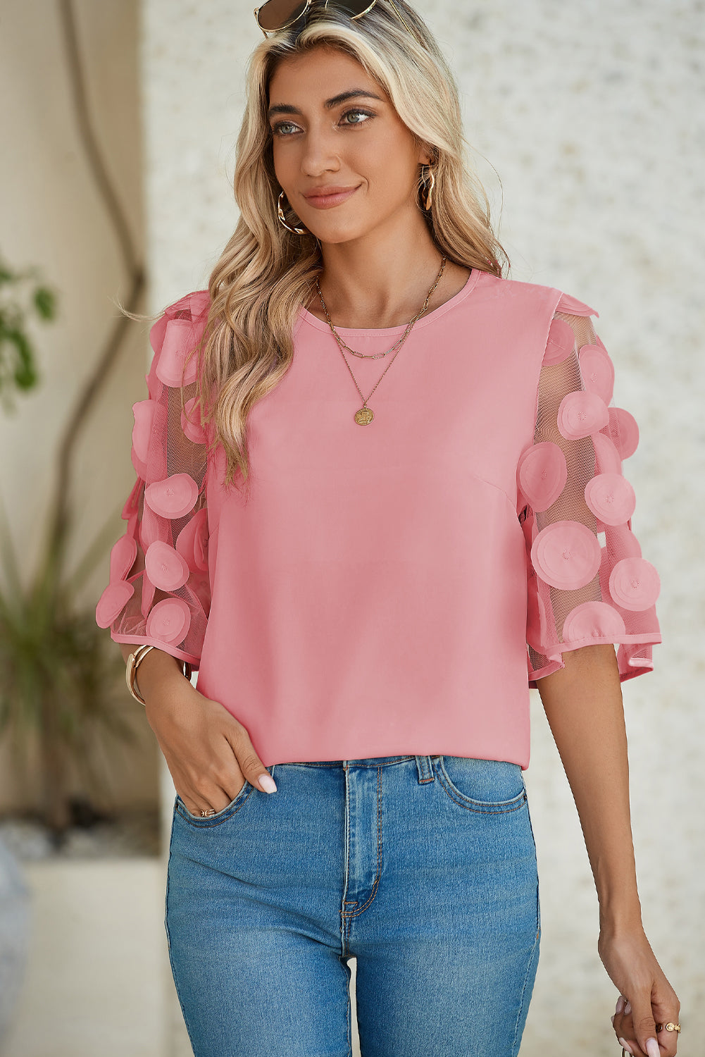 Black Applique Mesh Keyhole Back Splicing Sleeve BlouseMaterial:100%Polyester



		The blouse is a stylish and feminine top featuring delicate applique and mesh splicing on the sleeves, adding a touch of elegance and s