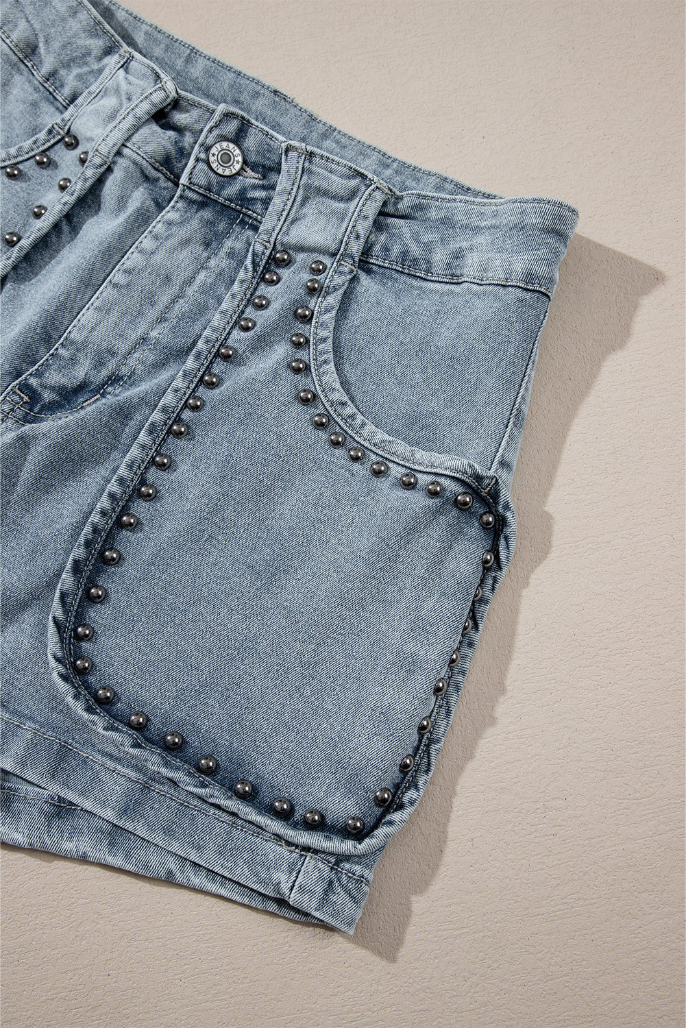 Dusk Blue Studded Acid Wash Denim ShortsMaterial:75%Cotton+23%Polyester+2%Elastane

• Elevate your summer style with the shorts, featuring a vintage-inspired design with edgy studded details for a trendy 