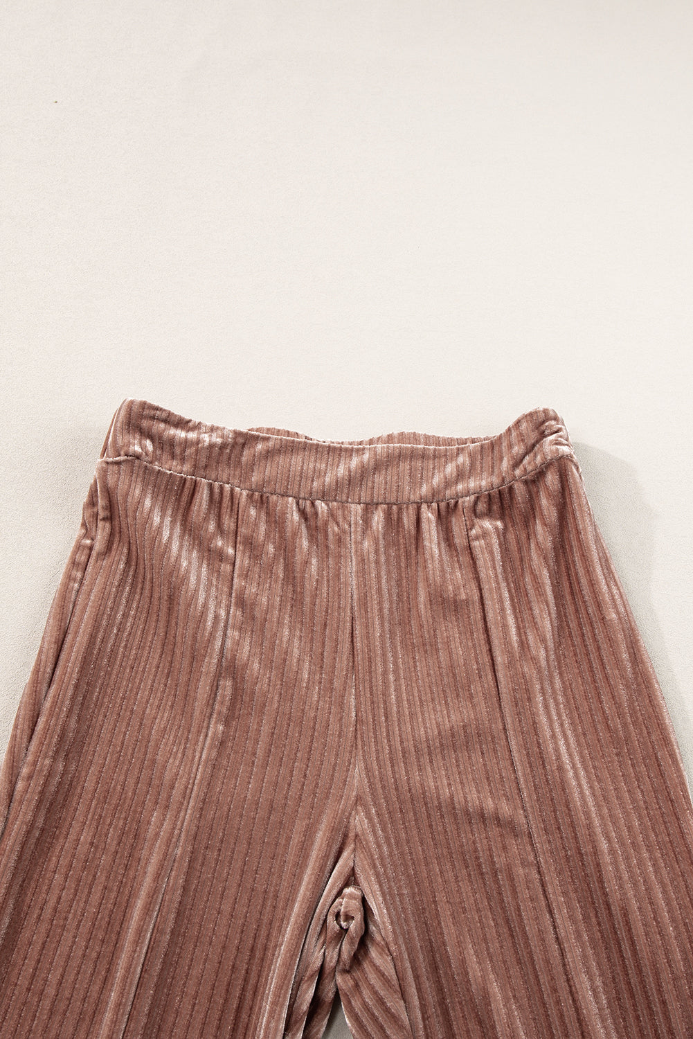 Chestnut Solid Color High Waist Corduroy Flare PantsMaterial:90%Polyester+10%Elastane



		These pants feature a high waist design, which offers a flattering silhouette and can make the wearer's legs appear longer. 