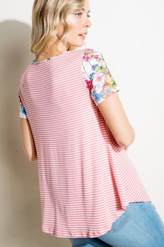 STRIPE FLORAL MIX SHORT SLEEVE TOPPIN STRIPE AND FLORAL MIXED SHORT SLEEVE ROUND NECK TOP- Model is 5' 8" 31-24-35 and wearing a Small- 95% RAYON, 5% SPANDEX - MADE IN USA
Style: Casual
Print / Patte