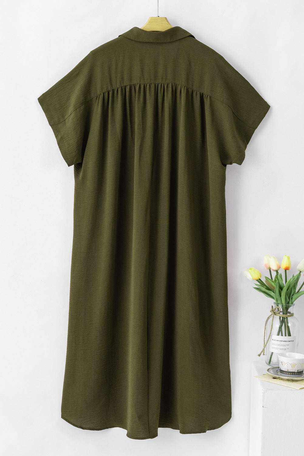 Jungle Green Loose High Low Side Slits Short Sleeve Shirt DressMaterial:100%Polyester


	

			This dress is designed to be friendly to any shape, offering a relaxed fit and comfortable wear.
		
		
			Featuring a collared n