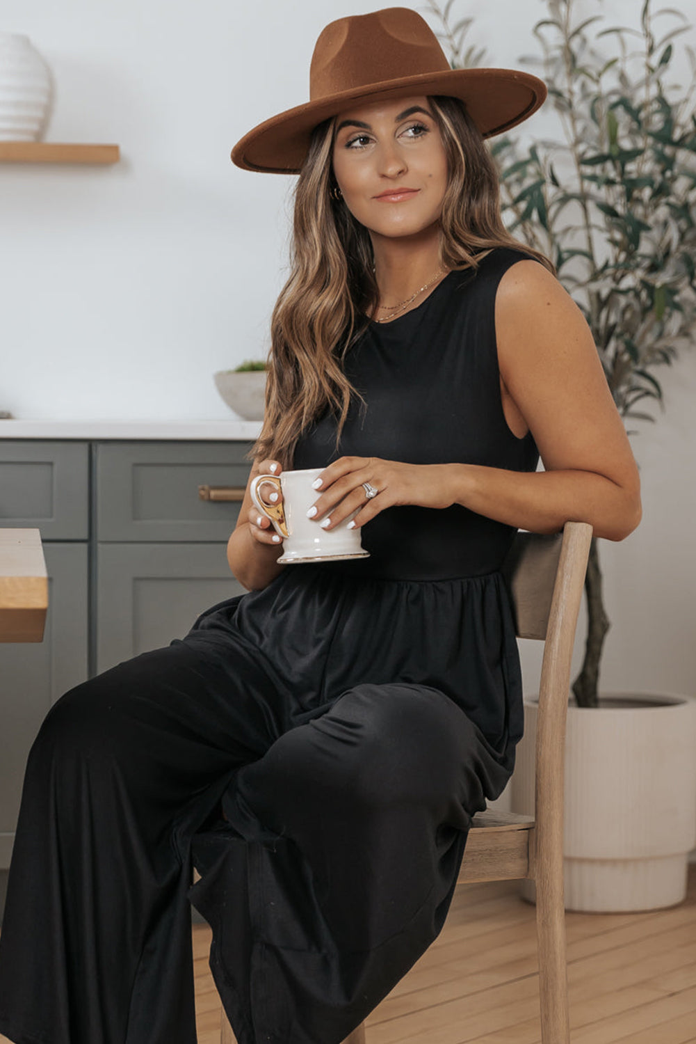 Black Solid Color Open Back Sleeveless Wide Leg JumpsuitMaterial:65%Polyester+30%Viscose+5%Elastane

• Effortlessly chic and versatile, this black jumpsuit features a high waist design for a flattering silhouette.
• The