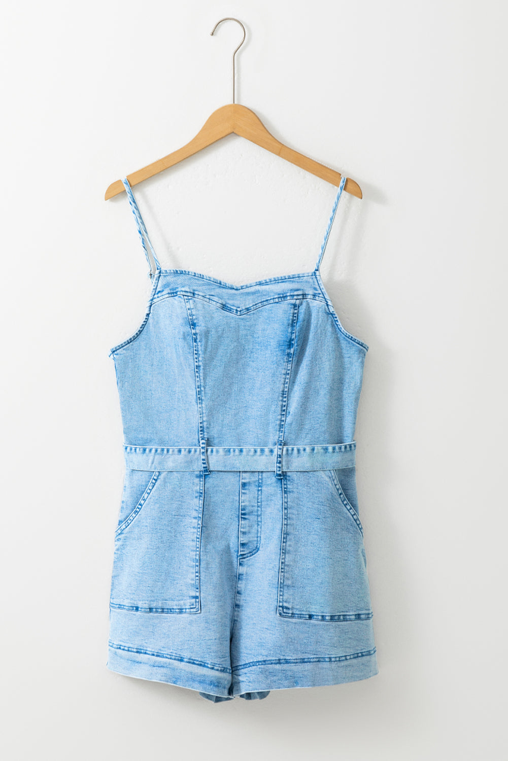 Beau Blue Spaghetti Straps Belted Denim RomperMaterial:71%Cotton+27.5%Polyester+1.5%Elastane

• Effortlessly chic, the romper is a versatile piece suitable for any occasion, from casual outings to a night on th